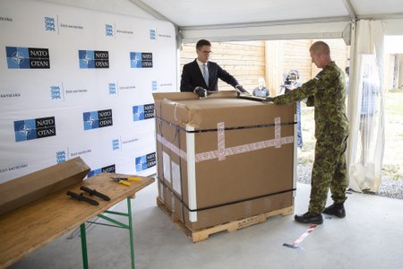 Kaitseväe juhataja Martin Herem ja kaitseinvesteeringute keskuse juht Kusti Salm avasid eile USA-st saabunud kasti...