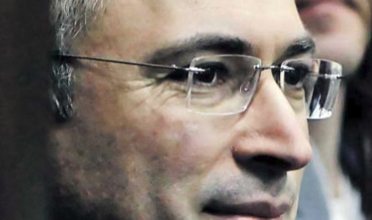 Mihhail Hodorkovski ja tema äripartner, kaaskohtualune Platon Lebedev kuulavad kohtu otsust.