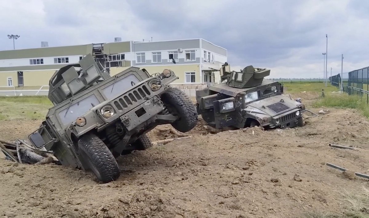 Venemaa propaganda näitas kahjustatud, ent igasuguste tolmu- ja verejälgedeta USA päritolu HMMWV sõjaväeautosid.