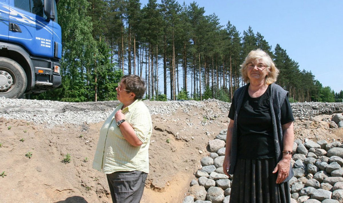 Viitna külavanem Saima Gordejeva (vasakul) ja Rõmeda külavanem Ene Kiirkivi näitavad ise kraavis olles, et jalakäijatele ruumi 