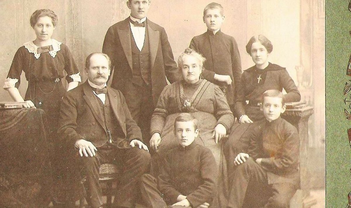 Muischneekide perekond umbes 1914 Tallinnas. Istuvad (teine rida) vasakult: isa Johann, ema Wilhelmine, tütar Helene.
