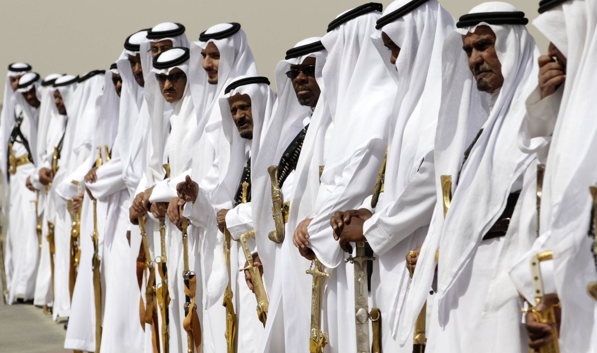 Pärsia lahe koostöönõukogu 2011. aasta kohtumine Saudi Araabia pealinnas Ar-Riyadis. Pildil ootab kullatud mõõkadega saudide auvalve saabujaid.
