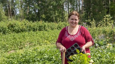 Kaevamisvaba aiandust viljelev naine on sellest vaimustuses ja jagab oma kogemusi