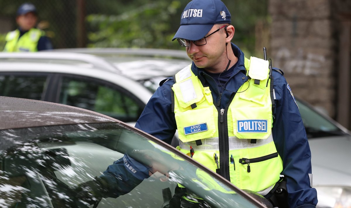 Politseinik autojuhi kainust kontrollimas (pilt on illustratiivne).