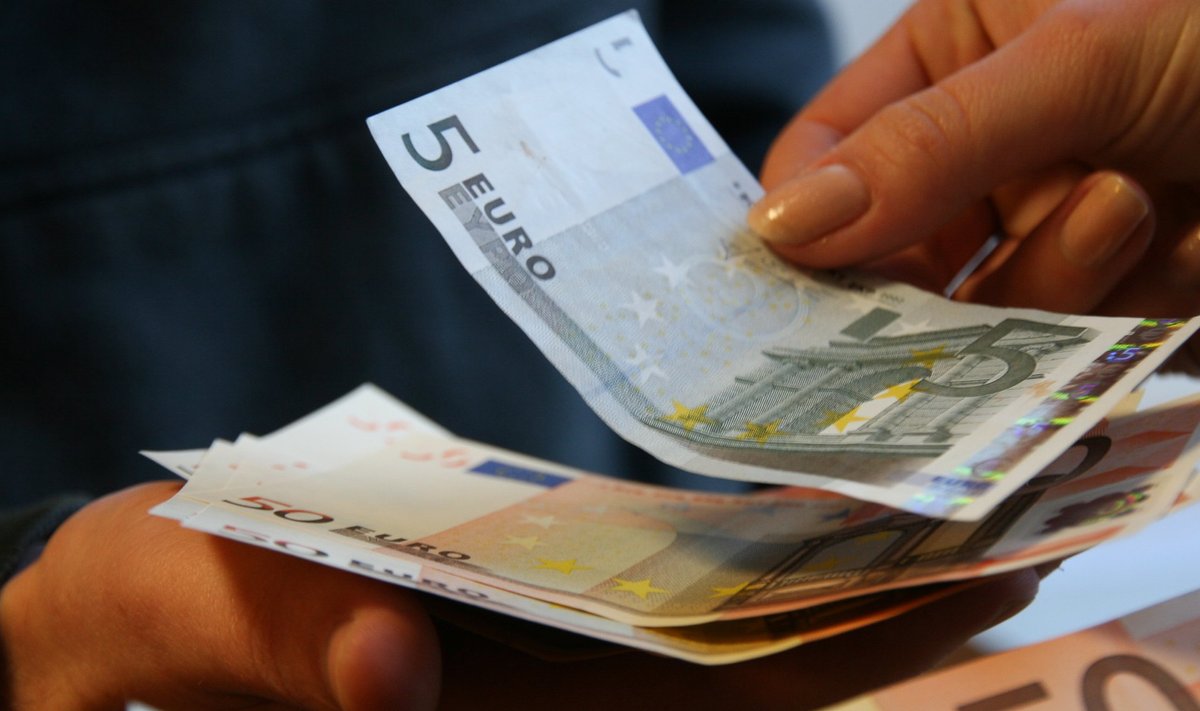 Viieeurost rahatähte on pangaautomaatidest järjest raskem saada, kaupluses võib selle eest küsida aga 1 eurost kohustuslikku ostu koos teenustasuga kuni 69 senti.