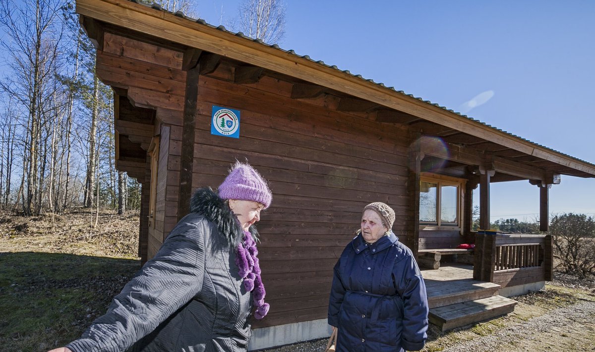 Maie Mikk ja Aino-Elviera Ilisson kurvalt Jõgeveste lukustatud külakeskuse juures.