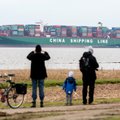 FOTOD: Hamburgi lähistel meelitab uudishimulikke kokku Elbe jõkke kinni jäänud hiigellaev