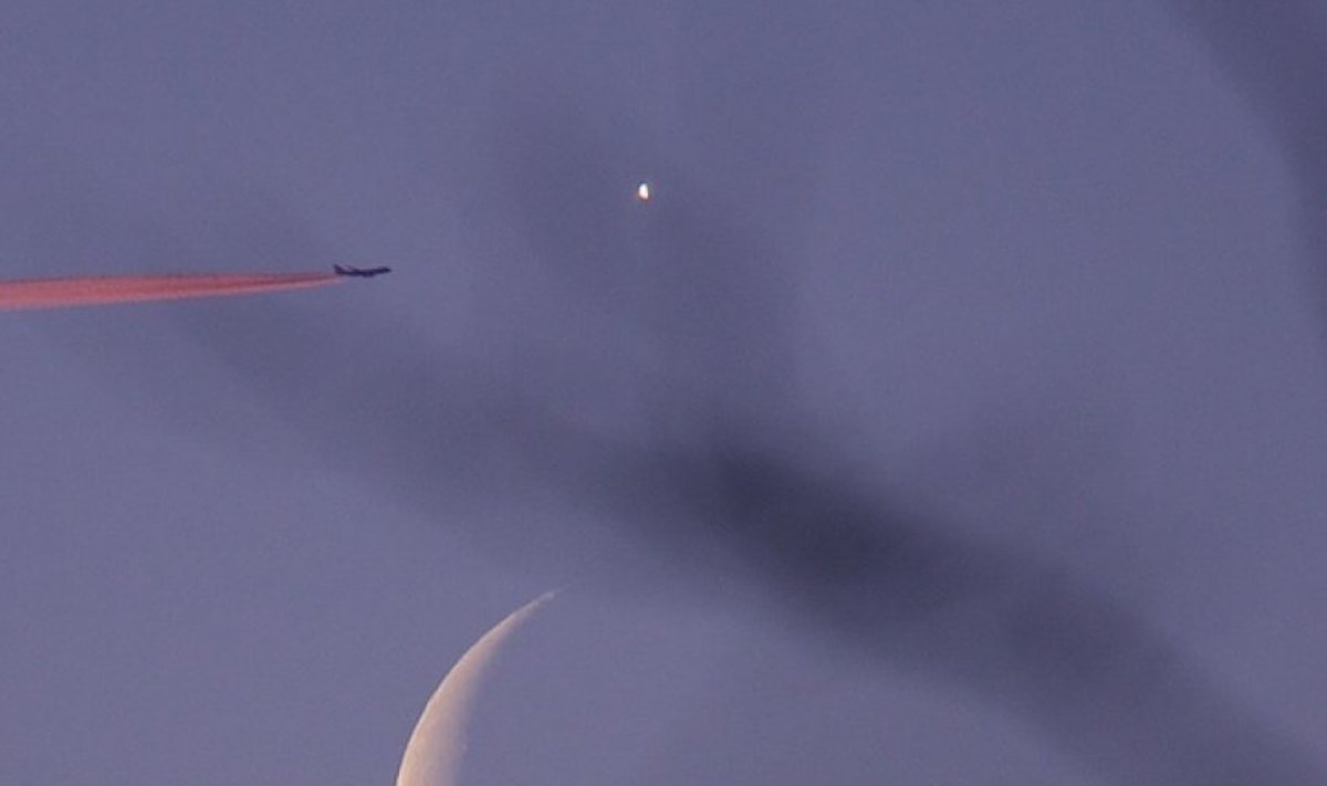 Kuu, Veenus ja lennuk