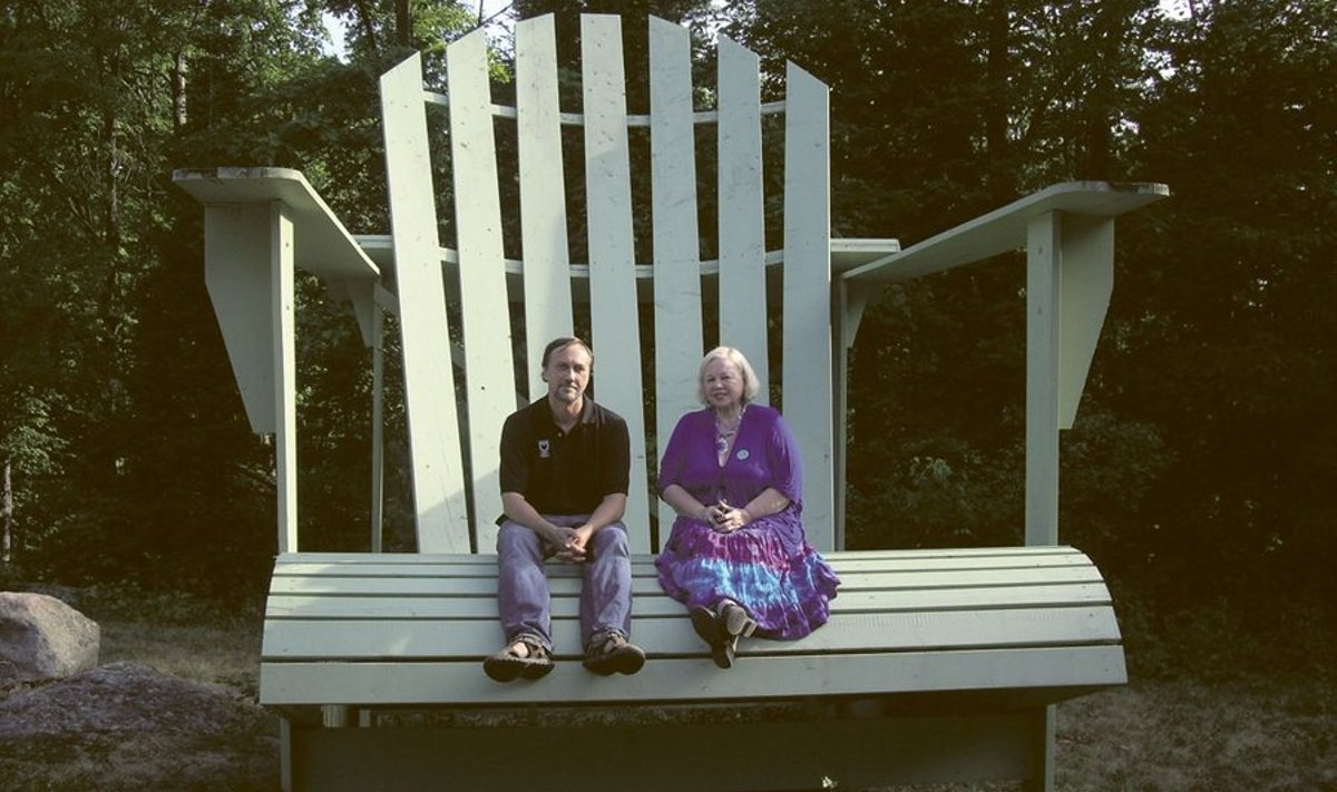 Janika Kronberg ja 2012. aastal Kotkajärve Metsaülikooli Ülikolliks valitud Sirje Kiin laagri toolil eesti kirjanduse asju arutamas. 