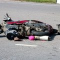 ДТП в Нарве: автомобиль сбил мотороллер, два человека в больнице