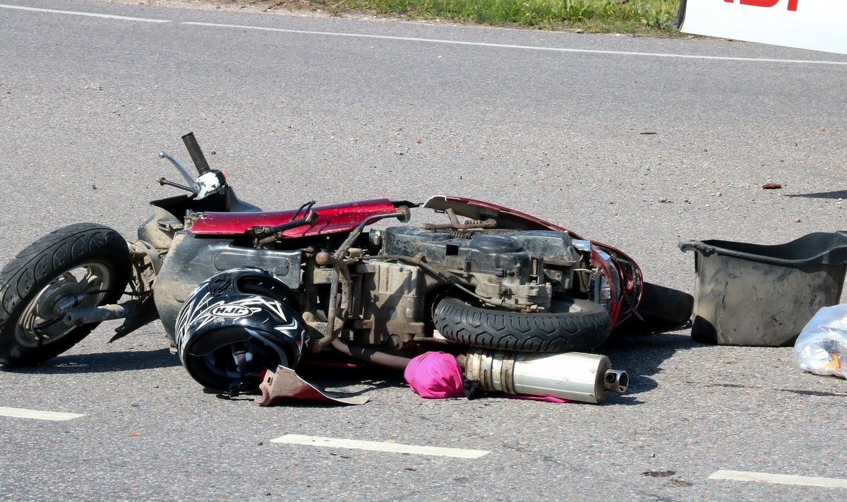 Liiklusõnnetus Kuressaares mopeed ja sõiduauto Honda