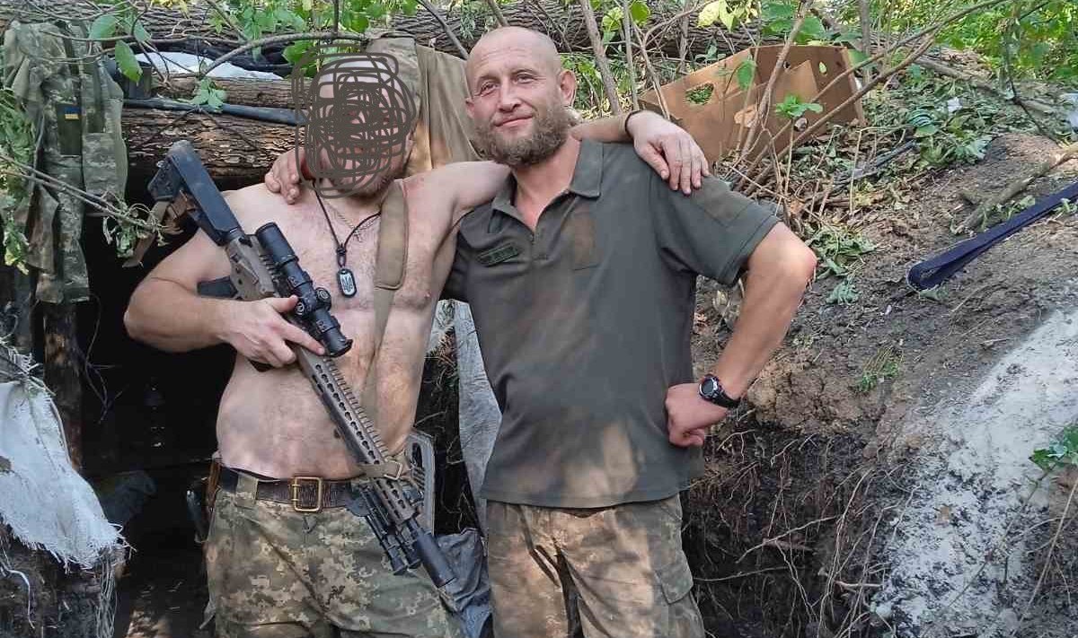 Aljona sõber Vladimir Ivanov 2022. aastal Hersoni kaitsel. Tema kaaslase nägu on turvalisuse mõttes varjatud.