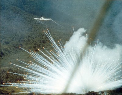 Ameerika sõjalennuk pommitab 1966. aastal valge fosfori pommiga vietkongi positsioone.
