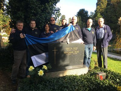 MÄE HAUAL GRAZIS: Nõmme Koduloo­huviliste Koja liikmed koos Gertraud ja Raimund Bischingeriga Mäe hauaplatsil novembris 2014.