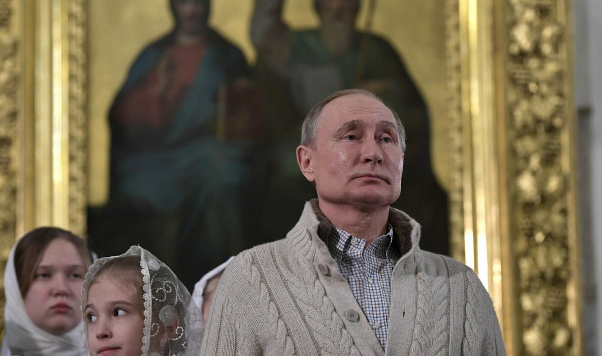 Владимир Путин на службе в православном храме