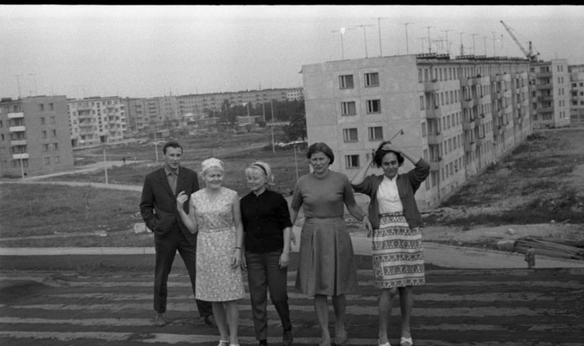Grupp inimesi Tallinna 37. Keskkooli hoone taustal Mustamäe 5. mikrorajoonis.