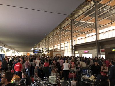 Lennujaam on inimesi puupüsti täis. 