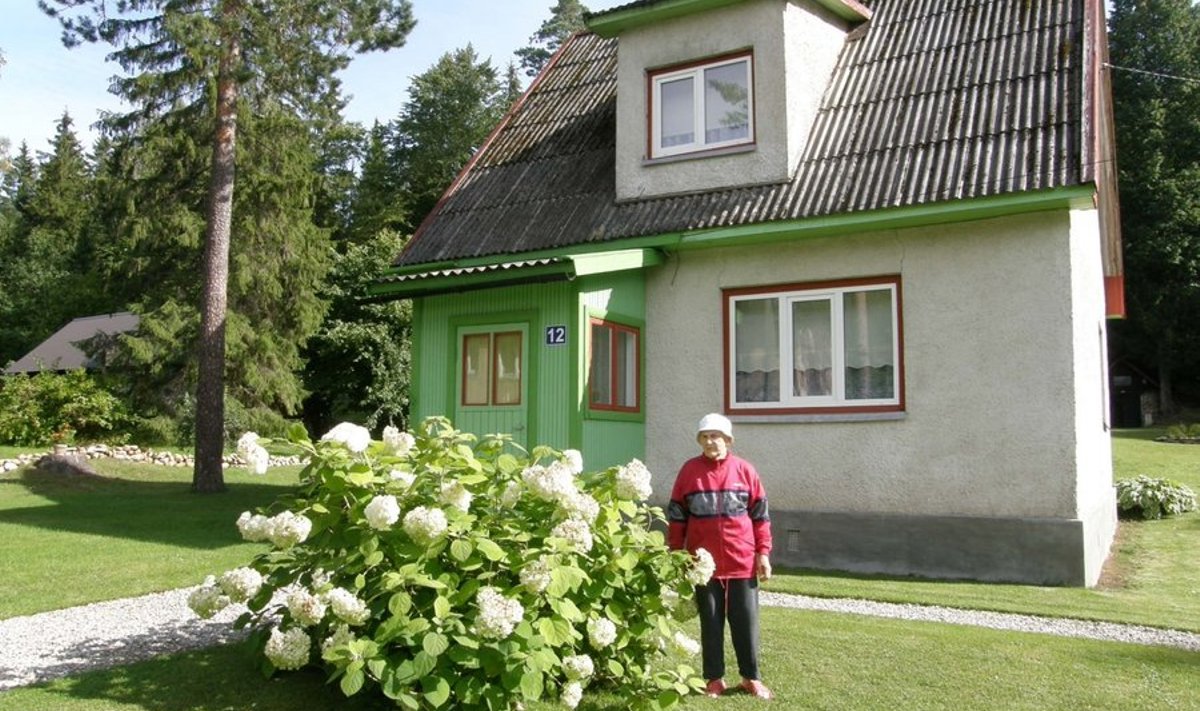 Maria Kruus oma kodu õuel