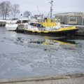 ФОТО DELFI: В таллиннском Каласадам автомобиль съехал в воду, два человека доставлены в больницу