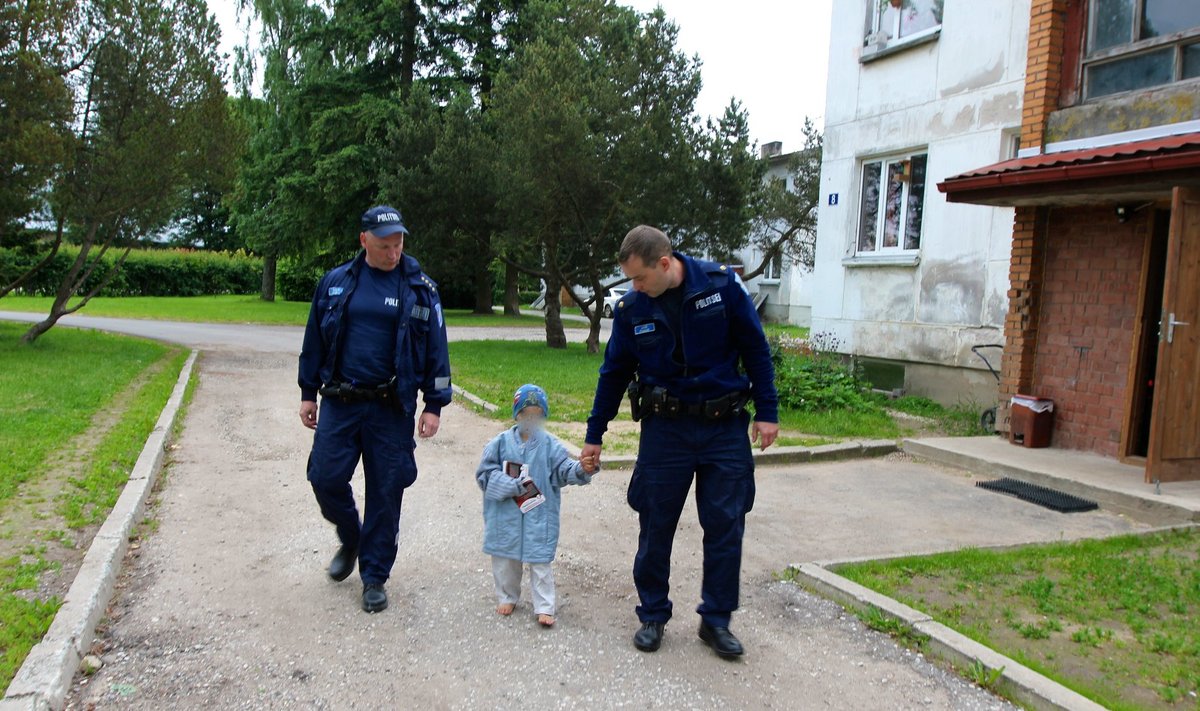 Jõgeva politsei Tormas toimetamas 4 aastast poisi koju Kes oli varahommikul jalutama läinud sõidutee äärde 