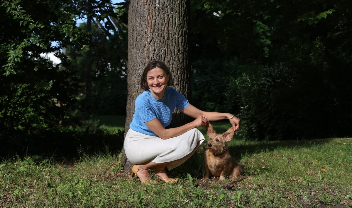 Züleyxa Izmailova oma koera Tipsuga, kes on samuti keti otsast päästetud 