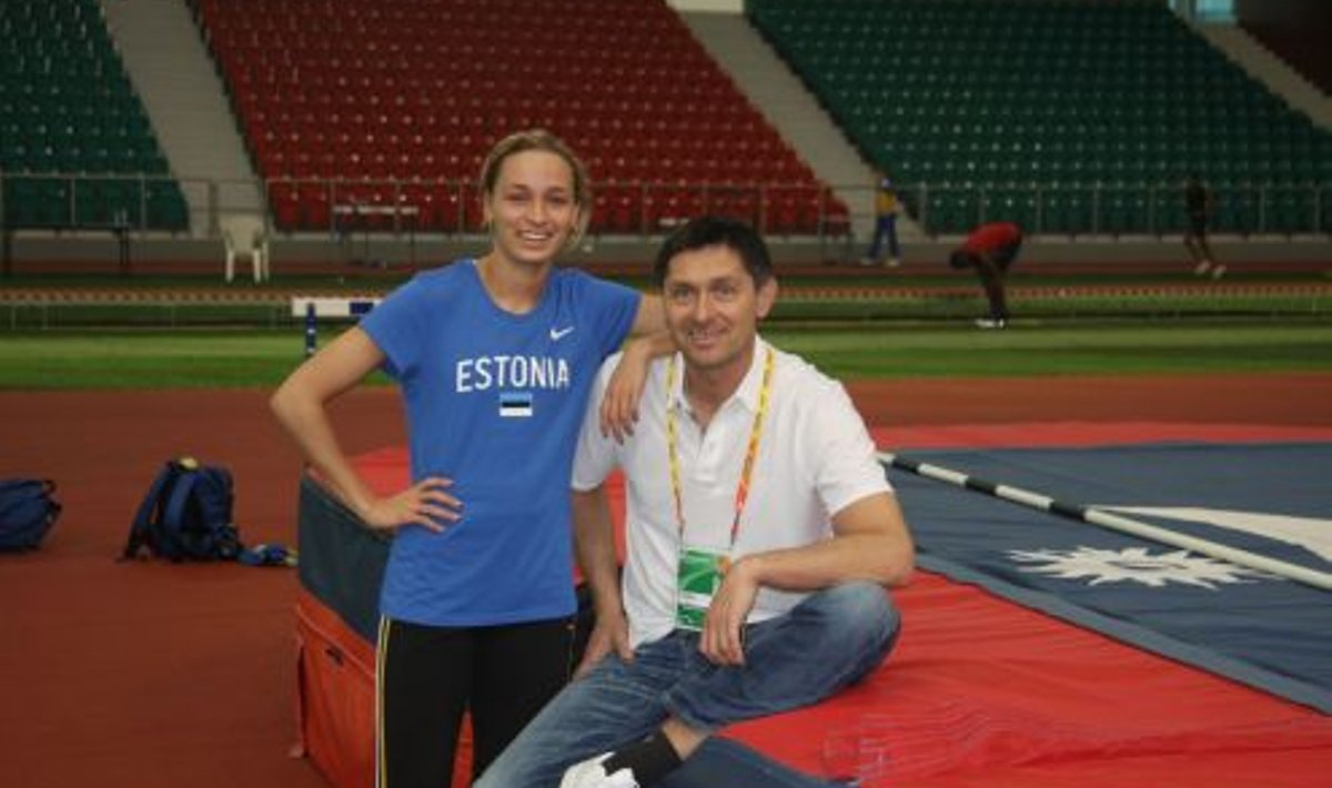 Ksenija Balta Doha kergejõustikuareeni soojendusstaadionil koos treener Nazaroviga 