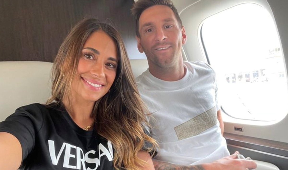 Lionel Messi koos abikaasa Antonela Roccuzzoga eralennukil, mis viis nad Barcelonast Pariisi.
