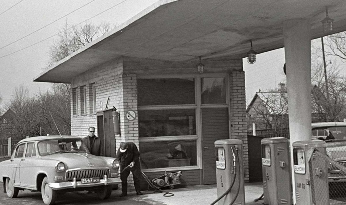 Enne: Eesti NSV Teenindusministee­riumi ettevõtte “Autoteenindus” bensiinijaam aastal 1970 Tallinnas. (Oskar Vihand)