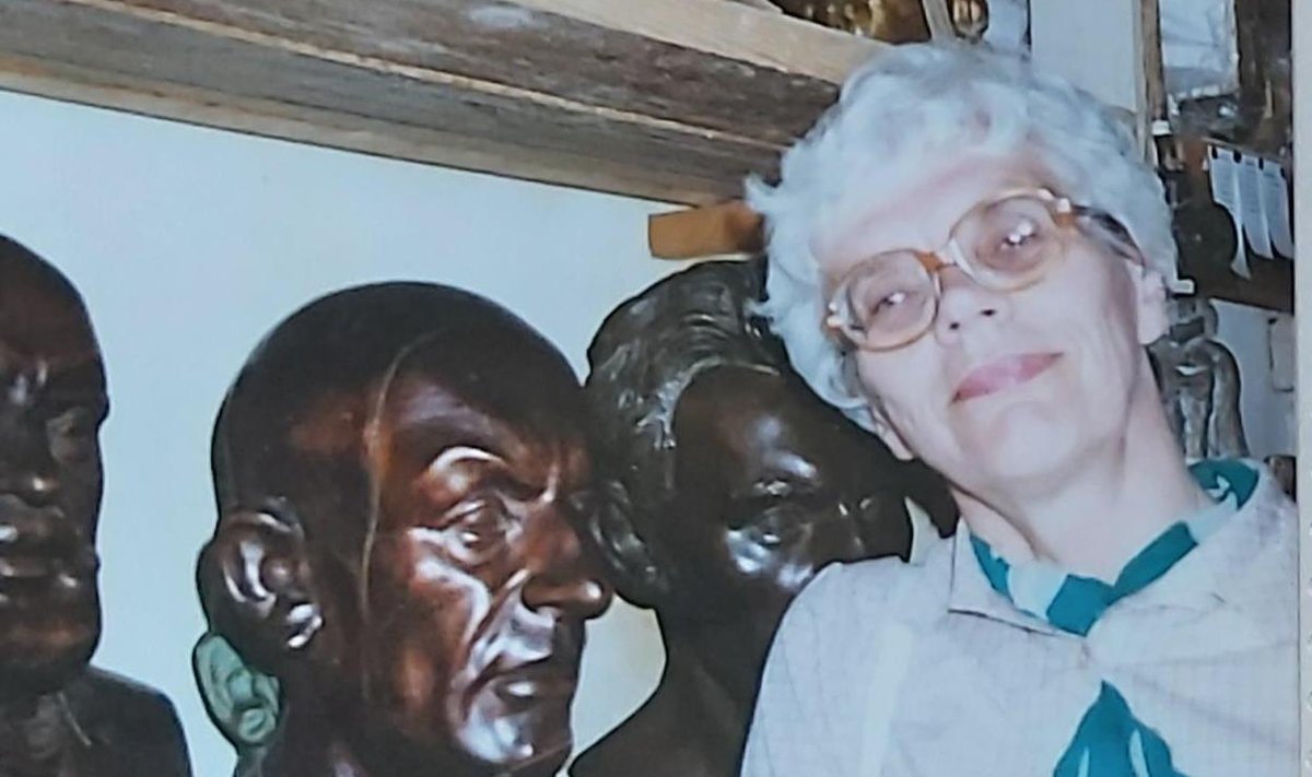 TAASKOHTUMINE POOL SAJANDIT HILJEM: Joakim Puhki tütar Anna-Mirjam Kaber kunstimuuseumi hoidlas koos teda lapsena kujutava kujuga (ülemisel riiulil keskel). Foto võib olla tehtud 1990. aastatel.