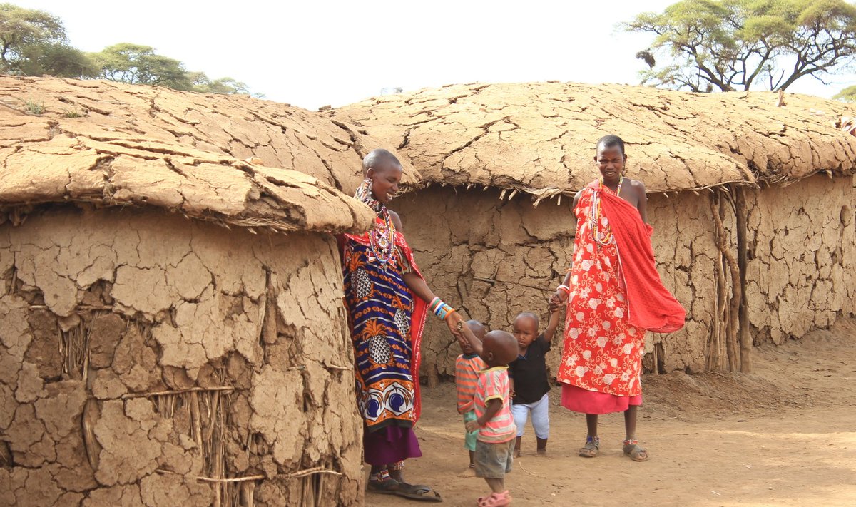 Keenia 2012, Masai naised oma lastega kodumajade juures