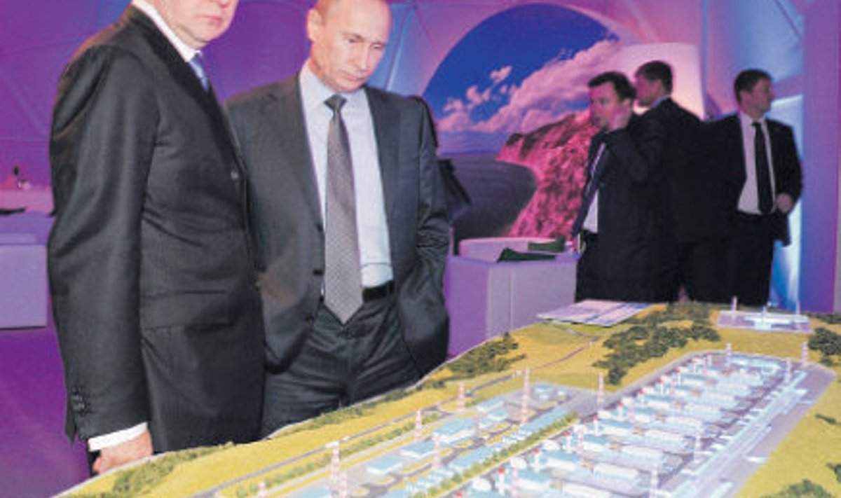 Gazpromi juht Aleksei Miller ja Vladimir Putin vaatamas Anapa gaasiterminali mudelit. Sealt saab alguse Musta mere põhjas Ukrainast mööda kulgev gaasijuhe Southstream.