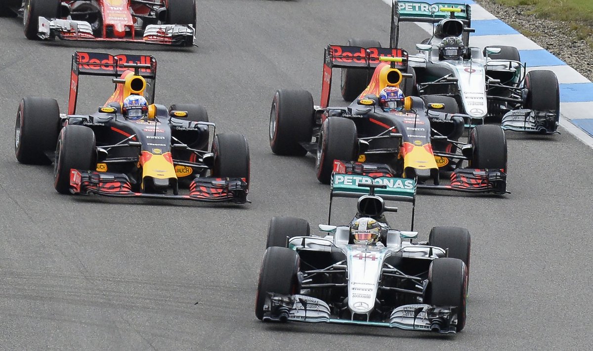 Saksamaa GP-l võidutses valitsev maailmameister Lewis Hamilton (ees),  järgnesid Red Bulli sõitjad Daniel Ricciardo ja Max Verstappen. Nico Rosberg pidi leppima neljanda kohaga.