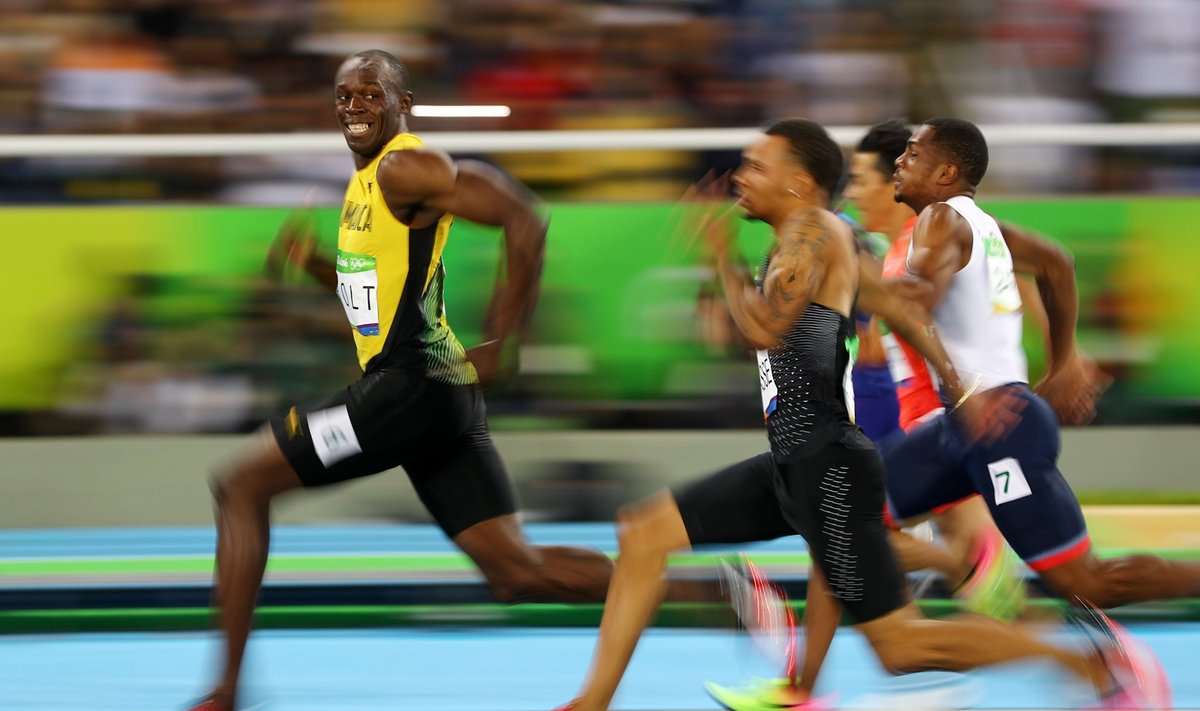 Üleolek. Bolt kiikab poolfinaalis üle õla ja naeratab.