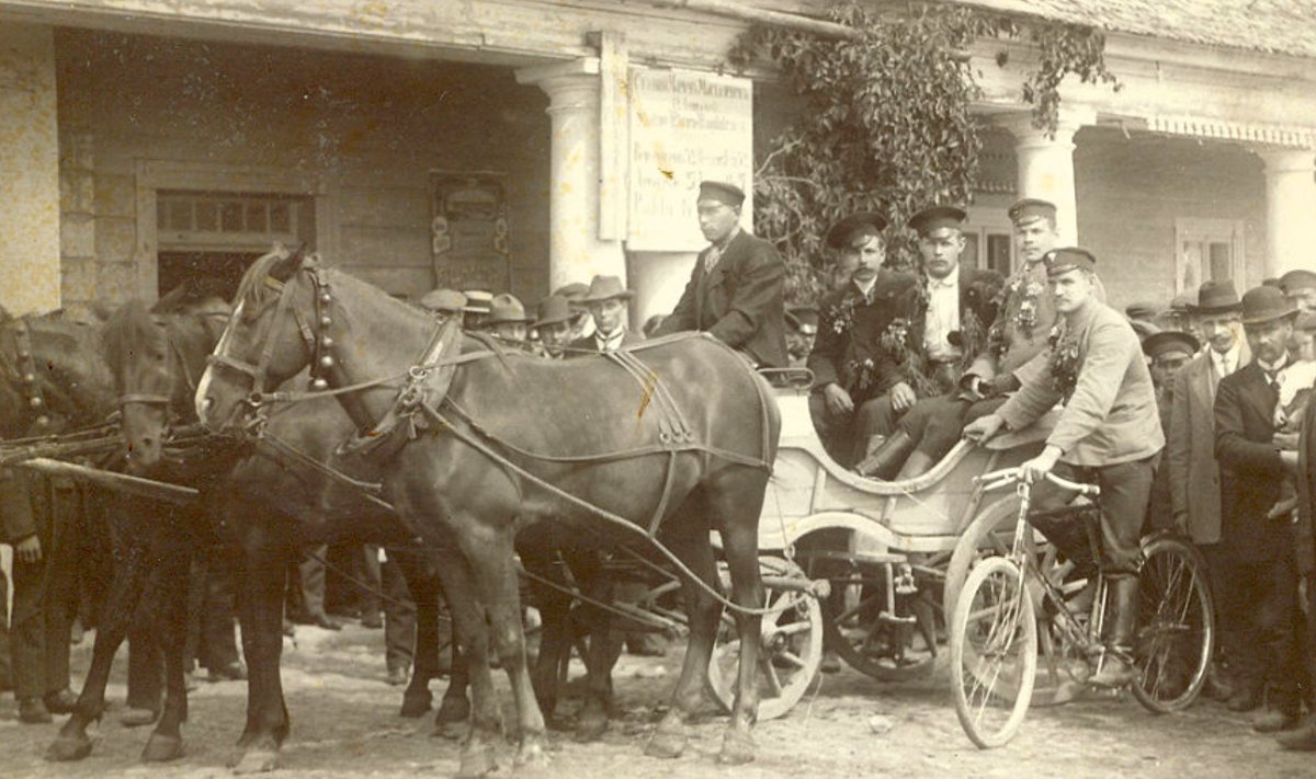 Oma osa hobuste saatmiseks Esimese maailmasõja keerisesse andis ka                Koeru. Suksud saadeti tavaliselt teele suure pidulikkusega. 