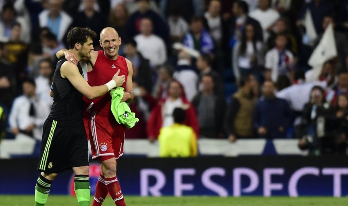 Arjen Robben ja Iker Casillas särke vahetamas. 