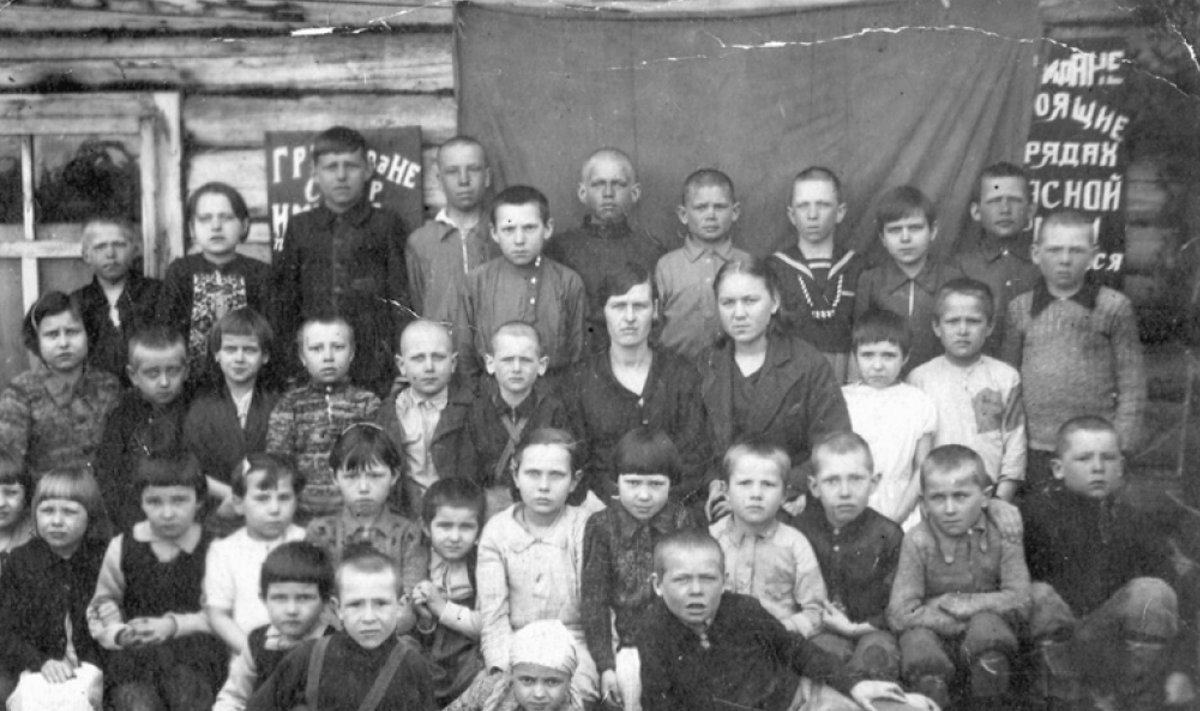 Küüditatud lapsed Siberis algkooli ees.