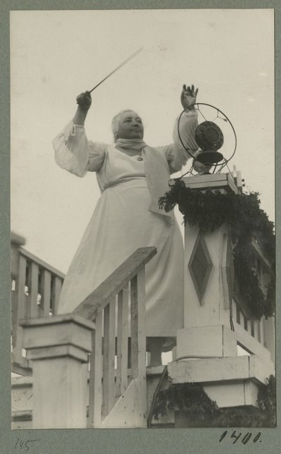 Laulupidu 1928.a. dirigendipuldis Miina Härma.