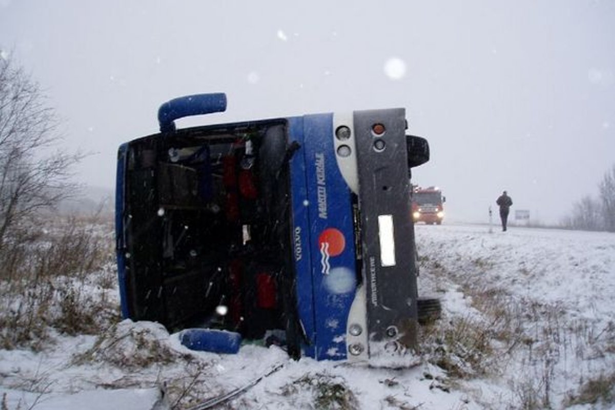 Teelt välja sõitnud Soome turismibuss vajus külili