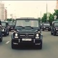 VIDEO: FSB akadeemia lõpetanud korraldasid Moskvas autoparaadi 30 Mercedese maasturiga
