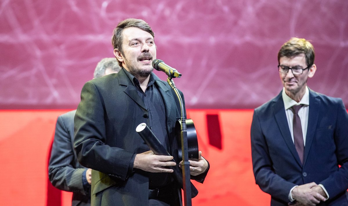 Jaanis Valk Alexela kontserdimajas PÖFF 2018 lõpugalal auhinnaga