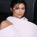 KLÕPS | Kylie Jenner vilgutab oma siidist stringe ja kütab fännid kuumaks!