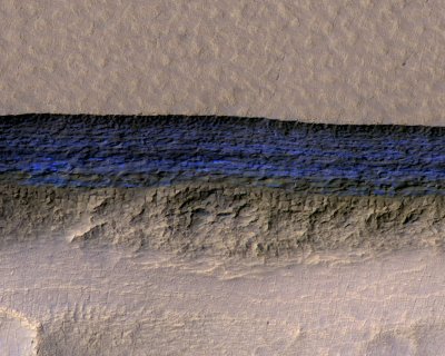 HiRISE tehtud foto jääst Marsil. Jääkiht on pildil hiljem sinisemaks värvitud. 