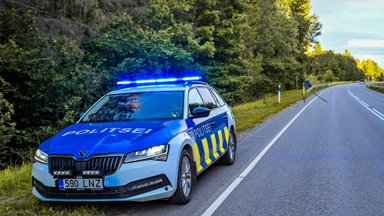 FOTOD | Viljandimaal sõitis auto kraavi, üks inimene viidi haiglasse