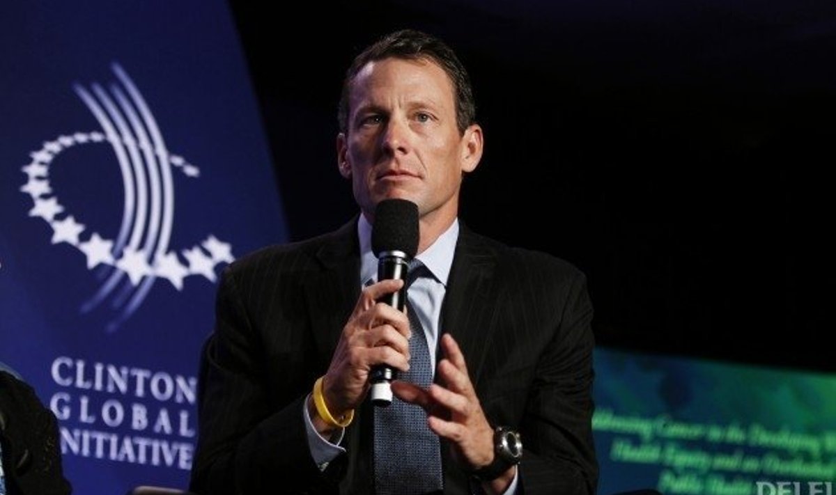 Lance Armstrong esinemas suurele publikule, jalgratas