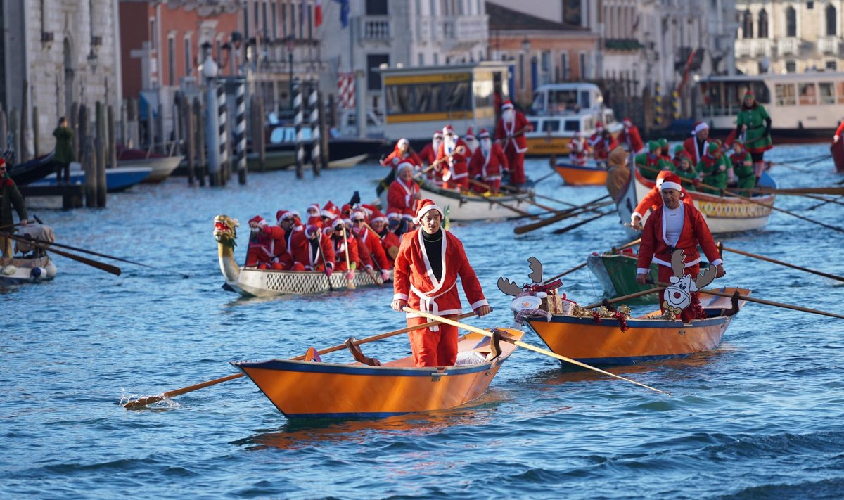 В Венеции Санта-Клаусы сменили свой привычный транспорт – сани – на лодки. 