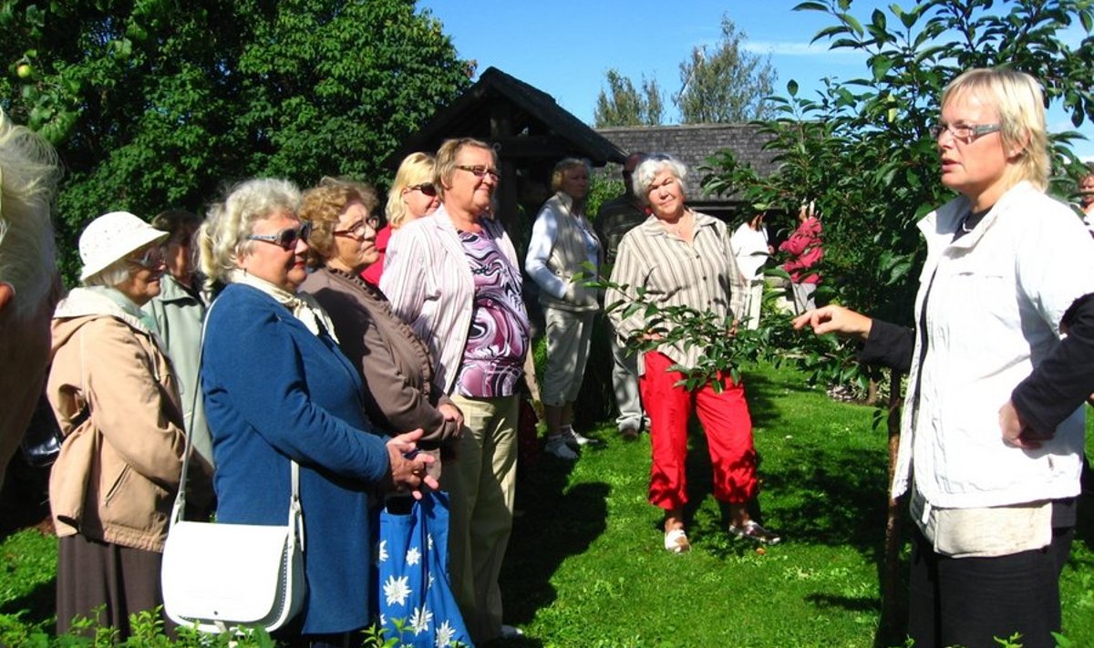 2012. aastal maakodude hulgast kauneimaks tunnistatud Sadevälja talu perenaine Jana (paremal) räägib sauelastele talu renoveerimise ja aia rajamise lugu. Foto: Inger Urva