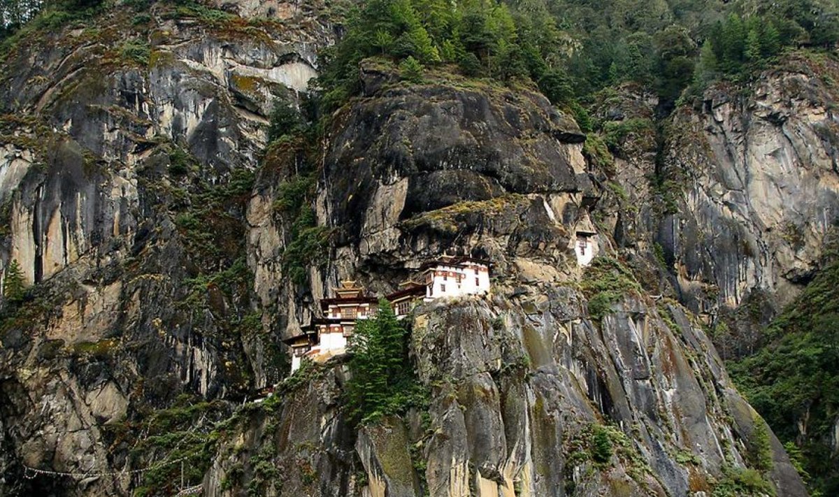 Tiigripesa templid: Paro orus asuva Taktsang Palphugi mungakloostri ajalugu ulatub aastasse 1692, paljudes legendides aga veelgi kaugemale. 