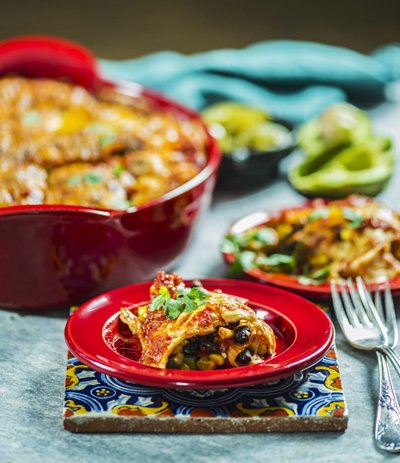 Musta oa, paprika ja maisitortiljadega enchilada-pajaroog