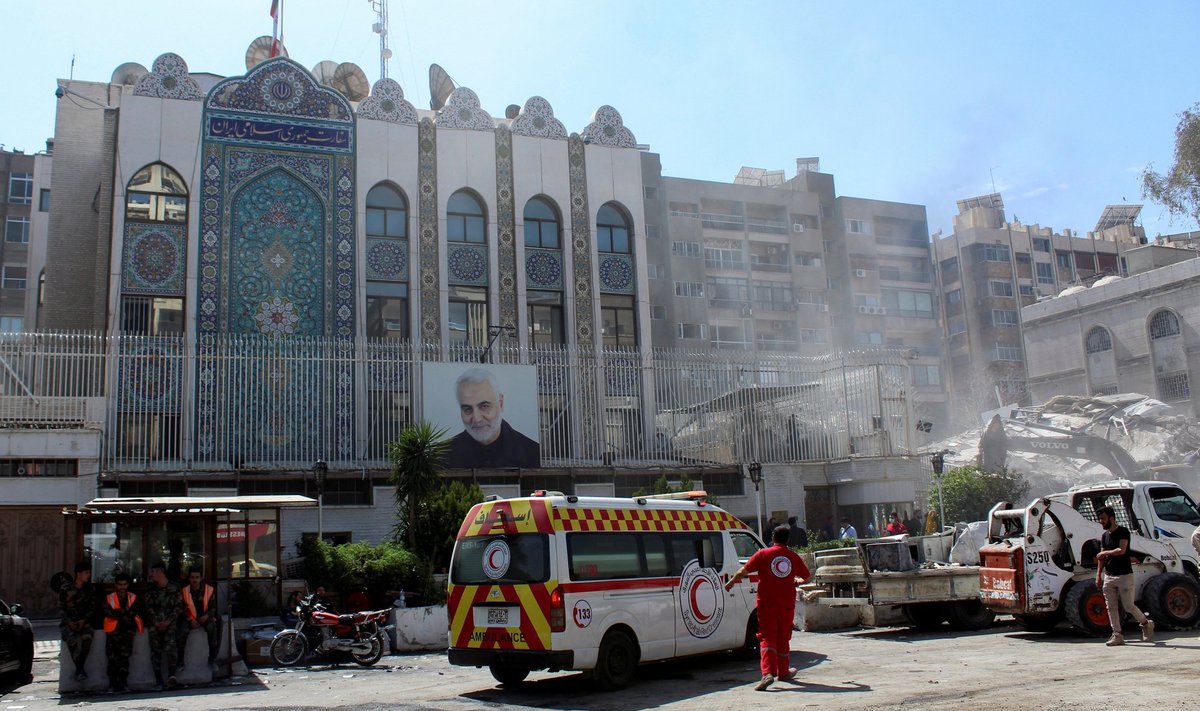 Kiirabiauto Damaskuses Iraani saatkonna ees.