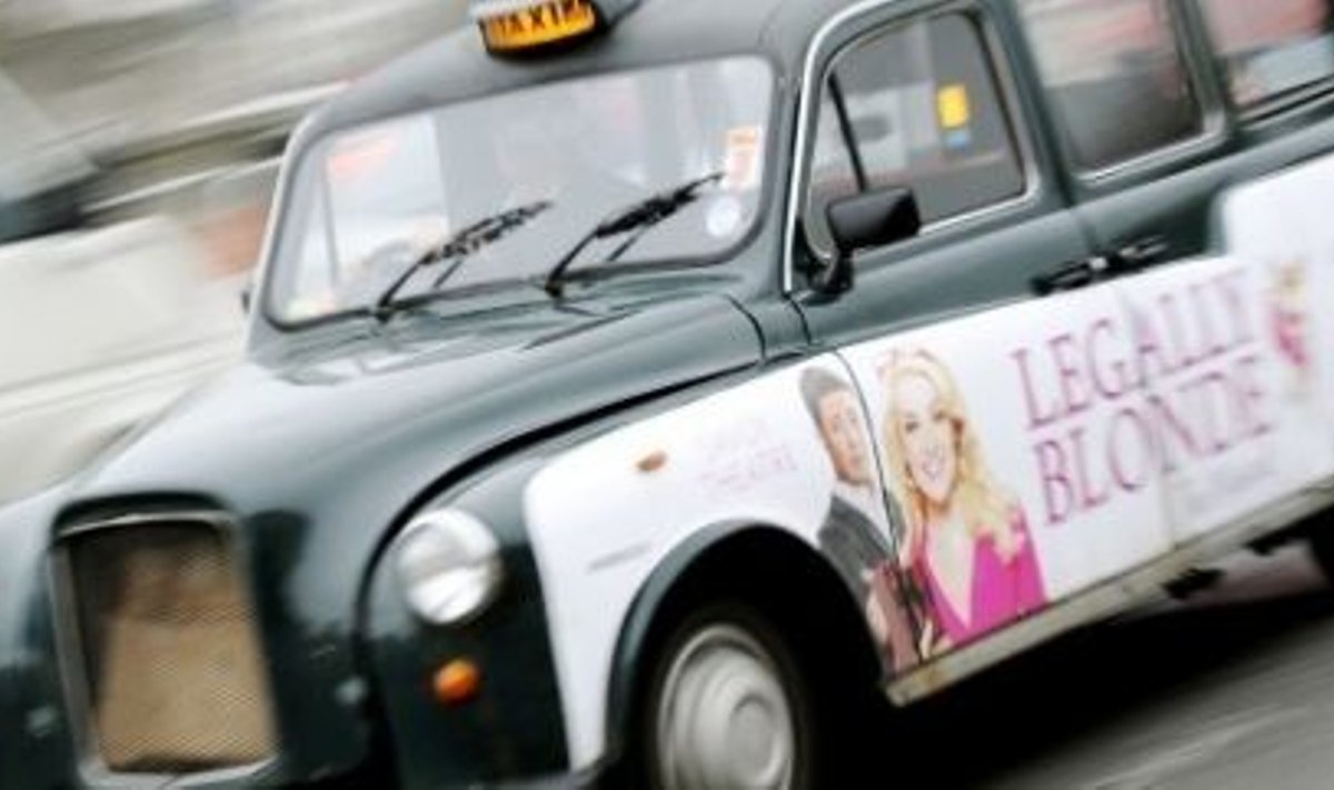 Londoni takso läheb peale koduseid aastakümneid viimaks komandeeringusse. Foto Adrian Dennis, AFP